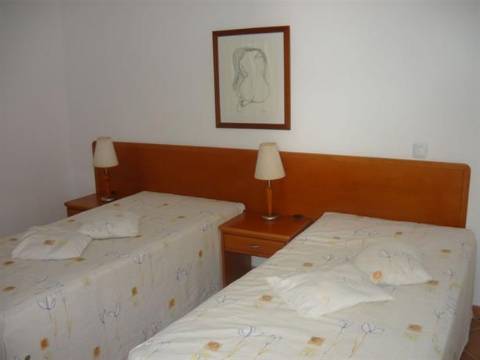 Apart hôtel de 32 quartos e piscina na Ria formosa, com possibilidade de ampliação.