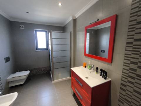 MORADIA COM PISCINA - COM TERRENO DE 19.860 M² - VISTA MAR - COM FURO - SISTEMA DE REGA - EM SÃO BARTOLOMEU - A POUCOS MINUTOS DA PRAIA VERDE - CASTRO MARIM - ALGARVE