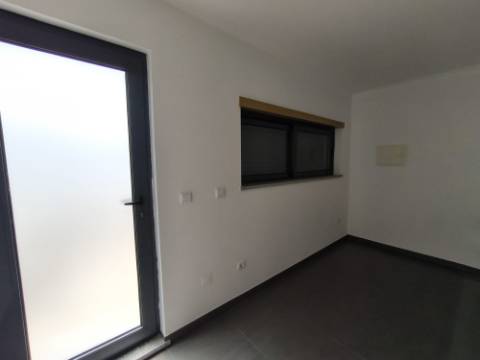 MORADIA COM PISCINA - COM TERRENO DE 19.860 M² - VISTA MAR - COM FURO - SISTEMA DE REGA - EM SÃO BARTOLOMEU - A POUCOS MINUTOS DA PRAIA VERDE - CASTRO MARIM - ALGARVE