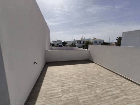 MORADIA COM PISCINA - COM TERRENO DE 19.860 M² - VISTA MAR - COM FURO - SISTEMA DE REGA - EM SÃO BARTOLOMEU - A POUCOS MINUTOS DA PRAIA VERDE - CASTRO MARIM - ALGARVE