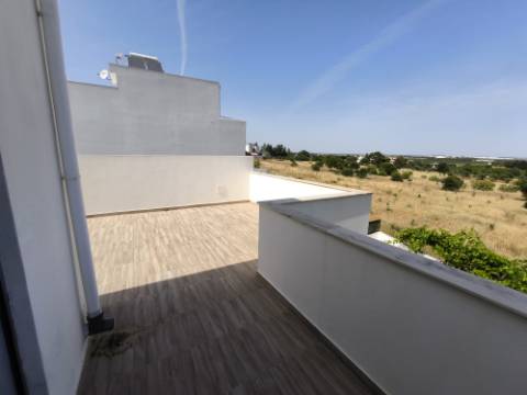 MORADIA COM PISCINA - COM TERRENO DE 19.860 M² - VISTA MAR - COM FURO - SISTEMA DE REGA - EM SÃO BARTOLOMEU - A POUCOS MINUTOS DA PRAIA VERDE - CASTRO MARIM - ALGARVE