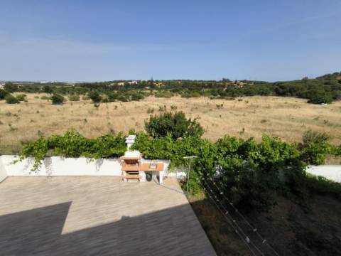 MORADIA COM PISCINA - COM TERRENO DE 19.860 M² - VISTA MAR - COM FURO - SISTEMA DE REGA - EM SÃO BARTOLOMEU - A POUCOS MINUTOS DA PRAIA VERDE - CASTRO MARIM - ALGARVE