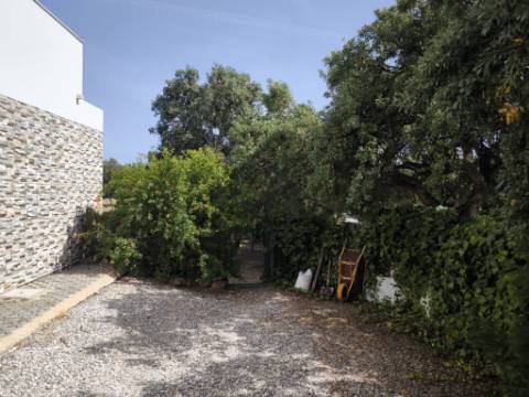 MORADIA COM PISCINA - COM TERRENO DE 19.860 M² - VISTA MAR - COM FURO - SISTEMA DE REGA - EM SÃO BARTOLOMEU - A POUCOS MINUTOS DA PRAIA VERDE - CASTRO MARIM - ALGARVE