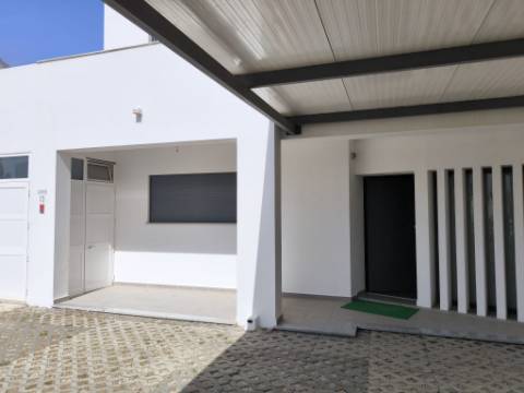 MORADIA COM PISCINA - COM TERRENO DE 19.860 M² - VISTA MAR - COM FURO - SISTEMA DE REGA - EM SÃO BARTOLOMEU - A POUCOS MINUTOS DA PRAIA VERDE - CASTRO MARIM - ALGARVE