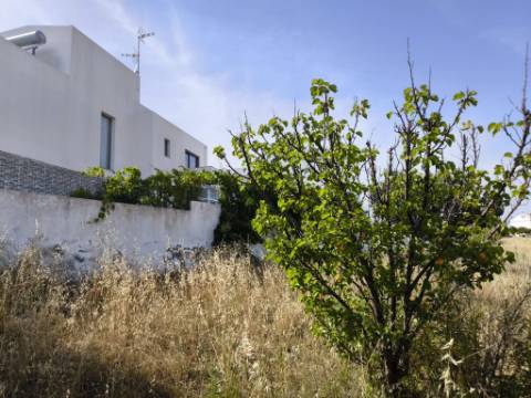 MORADIA COM PISCINA - COM TERRENO DE 19.860 M² - VISTA MAR - COM FURO - SISTEMA DE REGA - EM SÃO BARTOLOMEU - A POUCOS MINUTOS DA PRAIA VERDE - CASTRO MARIM - ALGARVE