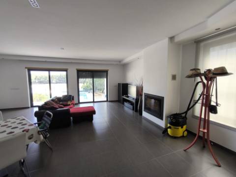 MORADIA COM PISCINA - COM TERRENO DE 19.860 M² - VISTA MAR - COM FURO - SISTEMA DE REGA - EM SÃO BARTOLOMEU - A POUCOS MINUTOS DA PRAIA VERDE - CASTRO MARIM - ALGARVE