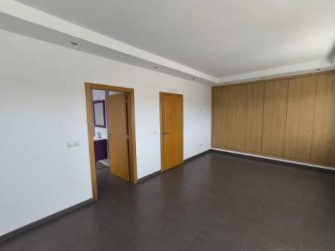 MORADIA COM PISCINA - COM TERRENO DE 19.860 M² - VISTA MAR - COM FURO - SISTEMA DE REGA - EM SÃO BARTOLOMEU - A POUCOS MINUTOS DA PRAIA VERDE - CASTRO MARIM - ALGARVE