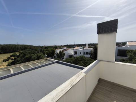 MORADIA COM PISCINA - COM TERRENO DE 19.860 M² - VISTA MAR - COM FURO - SISTEMA DE REGA - EM SÃO BARTOLOMEU - A POUCOS MINUTOS DA PRAIA VERDE - CASTRO MARIM - ALGARVE