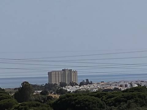 MORADIA COM PISCINA - COM TERRENO DE 19.860 M² - VISTA MAR - COM FURO - SISTEMA DE REGA - EM SÃO BARTOLOMEU - A POUCOS MINUTOS DA PRAIA VERDE - CASTRO MARIM - ALGARVE