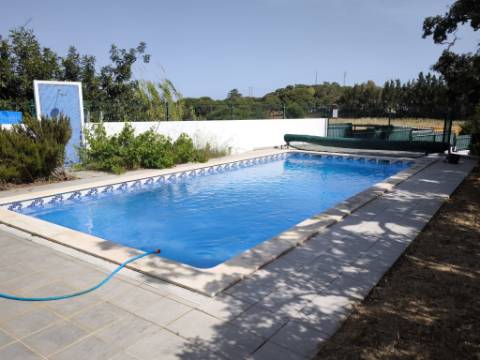 MORADIA COM PISCINA - COM TERRENO DE 19.860 M² - VISTA MAR - COM FURO - SISTEMA DE REGA - EM SÃO BARTOLOMEU - A POUCOS MINUTOS DA PRAIA VERDE - CASTRO MARIM - ALGARVE
