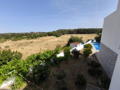 MORADIA COM PISCINA - COM TERRENO DE 19.860 M² - VISTA MAR - COM FURO - SISTEMA DE REGA - EM SÃO BARTOLOMEU - A POUCOS MINUTOS DA PRAIA VERDE - CASTRO MARIM - ALGARVE