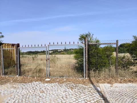 MORADIA COM PISCINA - COM TERRENO DE 19.860 M² - VISTA MAR - COM FURO - SISTEMA DE REGA - EM SÃO BARTOLOMEU - A POUCOS MINUTOS DA PRAIA VERDE - CASTRO MARIM - ALGARVE