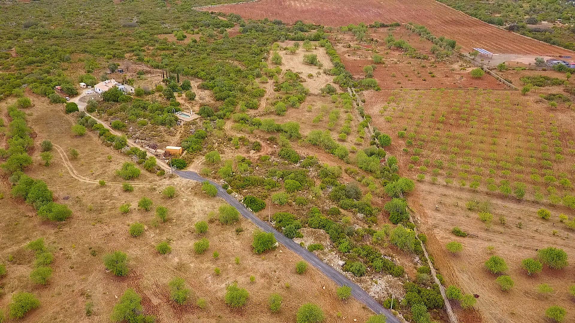 Terreno Rústico em Santa Catarina da Fonte do Bispo com 38570 m² e acessos à autoestrada.
