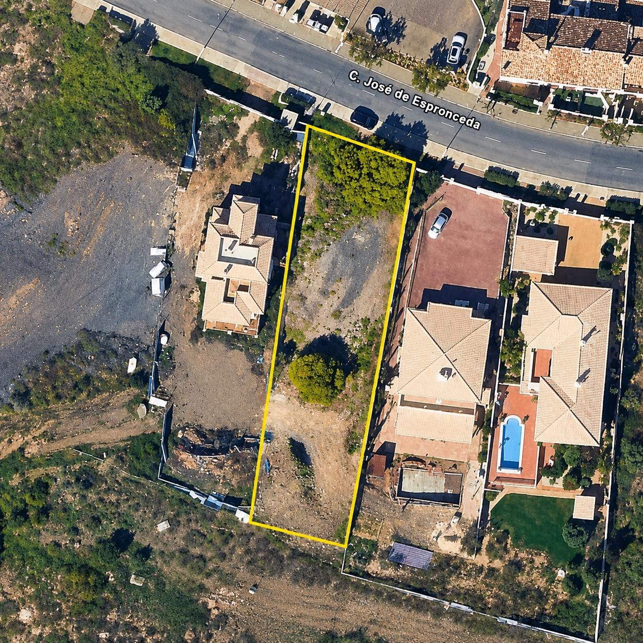 Terreno com Projeto Aprovado - Moradia Térrea ou Moradia de 3 Pisos