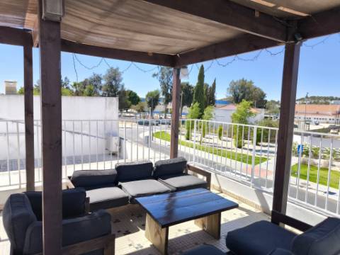 BAR RESTAURANTE - SNACK BAR - LOJA - ROOF TOP - COM EXPLANADA E TERRAÇO - EM PLENO FUNCIONAMENTO - NO CENTRO DA VILA DE CASTRO MARIM - ALGARVE