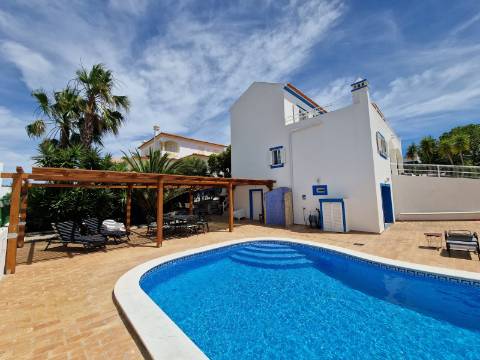 Magnífica e luxuosa moradia T4 com piscina e magnifica área exterior