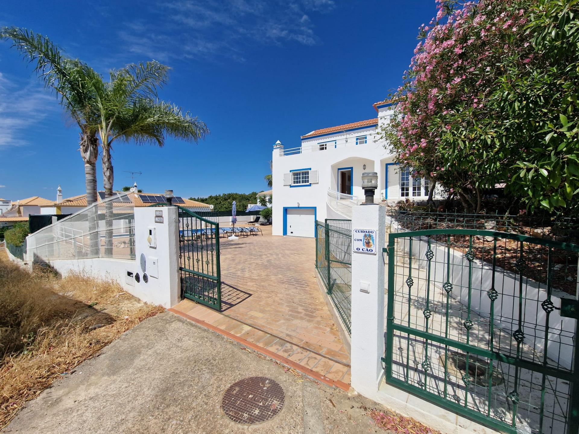 Magnífica e luxuosa moradia T4 com piscina e magnifica área exterior