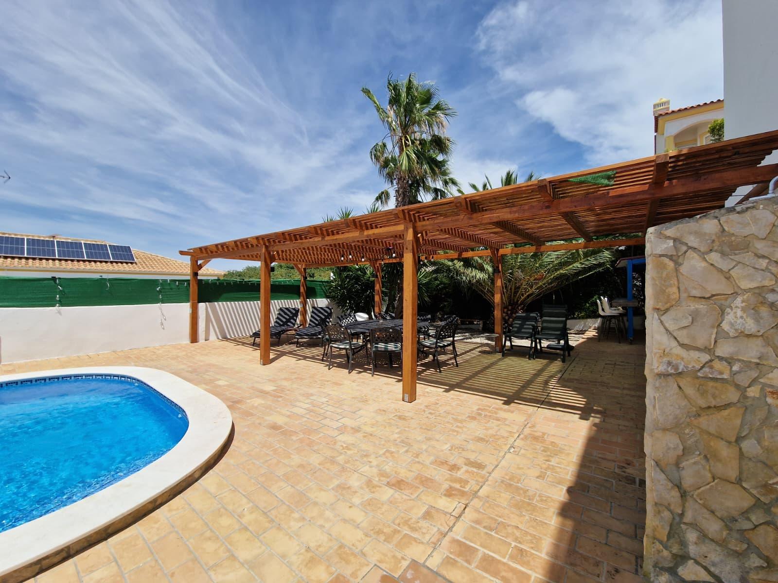 Magnífica e luxuosa moradia T4 com piscina e magnifica área exterior