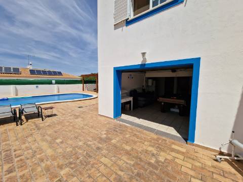 Magnífica e luxuosa moradia T4 com piscina e magnifica área exterior