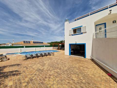 Magnífica e luxuosa moradia T4 com piscina e magnifica área exterior