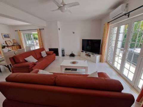 Magnífica e luxuosa moradia T4 com piscina e magnifica área exterior