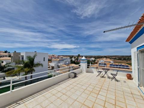 Magnífica e luxuosa moradia T4 com piscina e magnifica área exterior