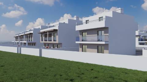 Moradia T3+2 com Piscina a Apenas 500 Metros da Praia da Lota