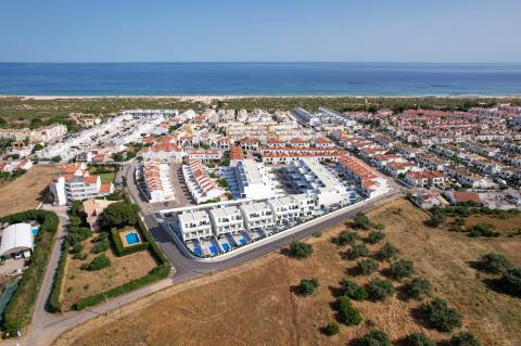 Moradia T3+2 com Piscina a Apenas 500 Metros da Praia da Lota