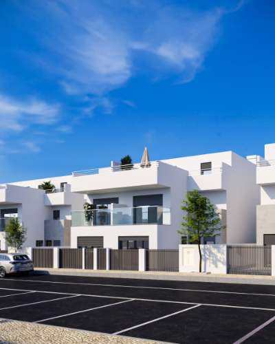 Moradia T3+2 com Piscina a Apenas 500 Metros da Praia da Lota