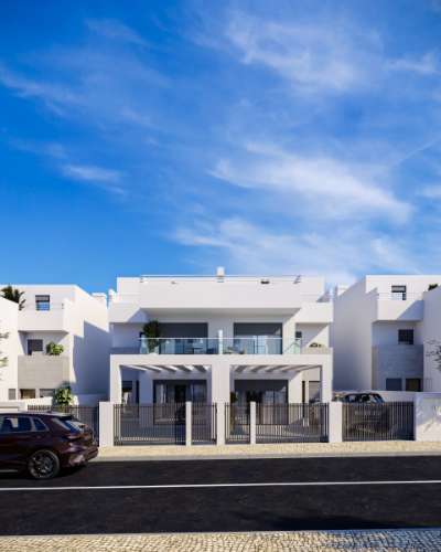 Moradia T3+2 com Piscina a Apenas 500 Metros da Praia da Lota