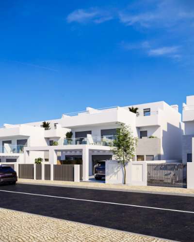 Moradia T3+2 com Piscina a Apenas 500 Metros da Praia da Lota