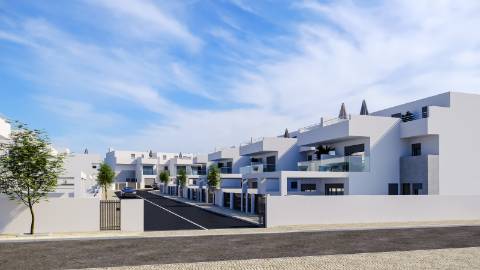 Moradia T3+2 com Piscina a Apenas 500 Metros da Praia da Lota