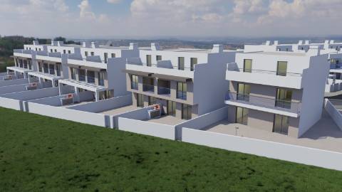 Moradia T3+2 com Piscina a Apenas 500 Metros da Praia da Lota