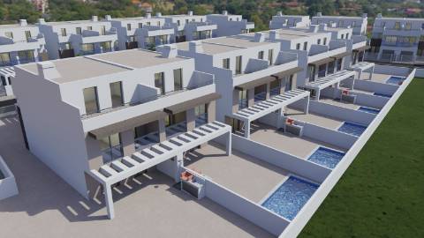 Moradia T3+2 com Piscina a Apenas 500 Metros da Praia da Lota