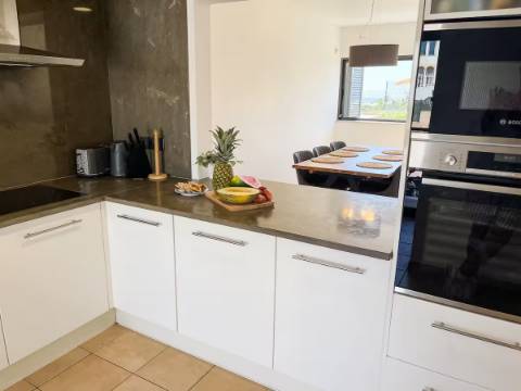 Moradia T3 geminada em condomínio fechado Ocean View