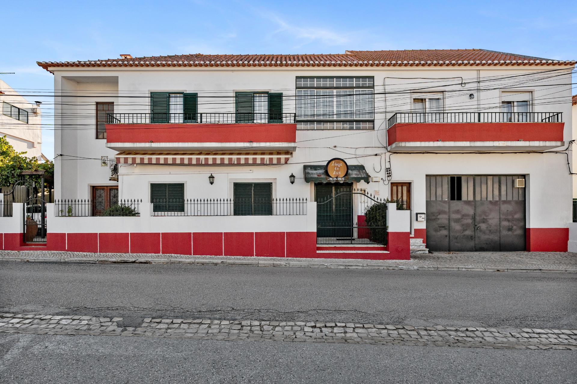 JF Mediação apresenta em exclusivo 
Excelente oportunidade de negócio imóvel com 3 zonas distintas:

Moradia com Habitação T3/4

Restaurante em funcionamento 

Salão de festas
