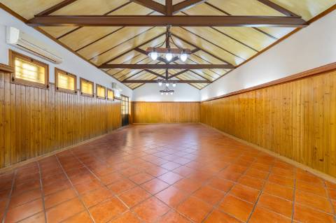 JF Mediação apresenta em exclusivo 
Excelente oportunidade de negócio imóvel com 3 zonas distintas:

Moradia com Habitação T3/4

Restaurante em funcionamento 

Salão de festas
