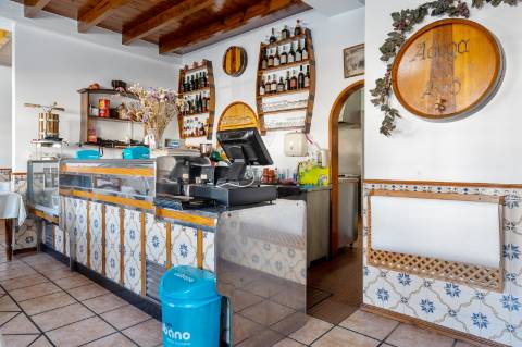 JF Mediação apresenta em exclusivo 
Excelente oportunidade de negócio imóvel com 3 zonas distintas:

Moradia com Habitação T3/4

Restaurante em funcionamento 

Salão de festas
