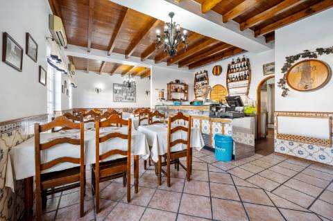 JF Mediação apresenta em exclusivo 
Excelente oportunidade de negócio imóvel com 3 zonas distintas:

Moradia com Habitação T3/4

Restaurante em funcionamento 

Salão de festas
