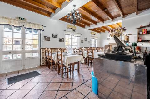 JF Mediação apresenta em exclusivo 
Excelente oportunidade de negócio imóvel com 3 zonas distintas:

Moradia com Habitação T3/4

Restaurante em funcionamento 

Salão de festas
