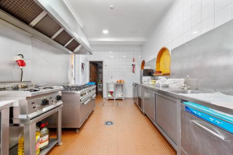 JF Mediação apresenta em exclusivo 
Excelente oportunidade de negócio imóvel com 3 zonas distintas:

Moradia com Habitação T3/4

Restaurante em funcionamento 

Salão de festas
