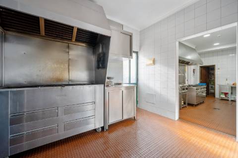 JF Mediação apresenta em exclusivo 
Excelente oportunidade de negócio imóvel com 3 zonas distintas:

Moradia com Habitação T3/4

Restaurante em funcionamento 

Salão de festas
