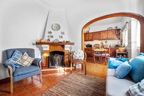 JF Mediação apresenta em exclusivo 
Excelente oportunidade de negócio imóvel com 3 zonas distintas:

Moradia com Habitação T3/4

Restaurante em funcionamento 

Salão de festas
