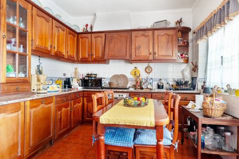 JF Mediação apresenta em exclusivo 
Excelente oportunidade de negócio imóvel com 3 zonas distintas:

Moradia com Habitação T3/4

Restaurante em funcionamento 

Salão de festas
