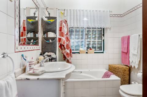 JF Mediação apresenta em exclusivo 
Excelente oportunidade de negócio imóvel com 3 zonas distintas:

Moradia com Habitação T3/4

Restaurante em funcionamento 

Salão de festas
