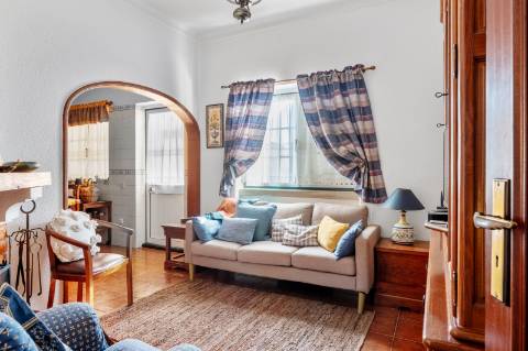 JF Mediação apresenta em exclusivo 
Excelente oportunidade de negócio imóvel com 3 zonas distintas:

Moradia com Habitação T3/4

Restaurante em funcionamento 

Salão de festas
