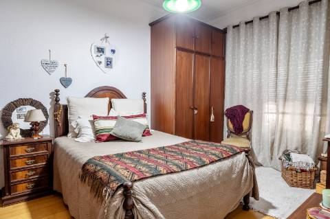 JF Mediação apresenta em exclusivo 
Excelente oportunidade de negócio imóvel com 3 zonas distintas:

Moradia com Habitação T3/4

Restaurante em funcionamento 

Salão de festas
