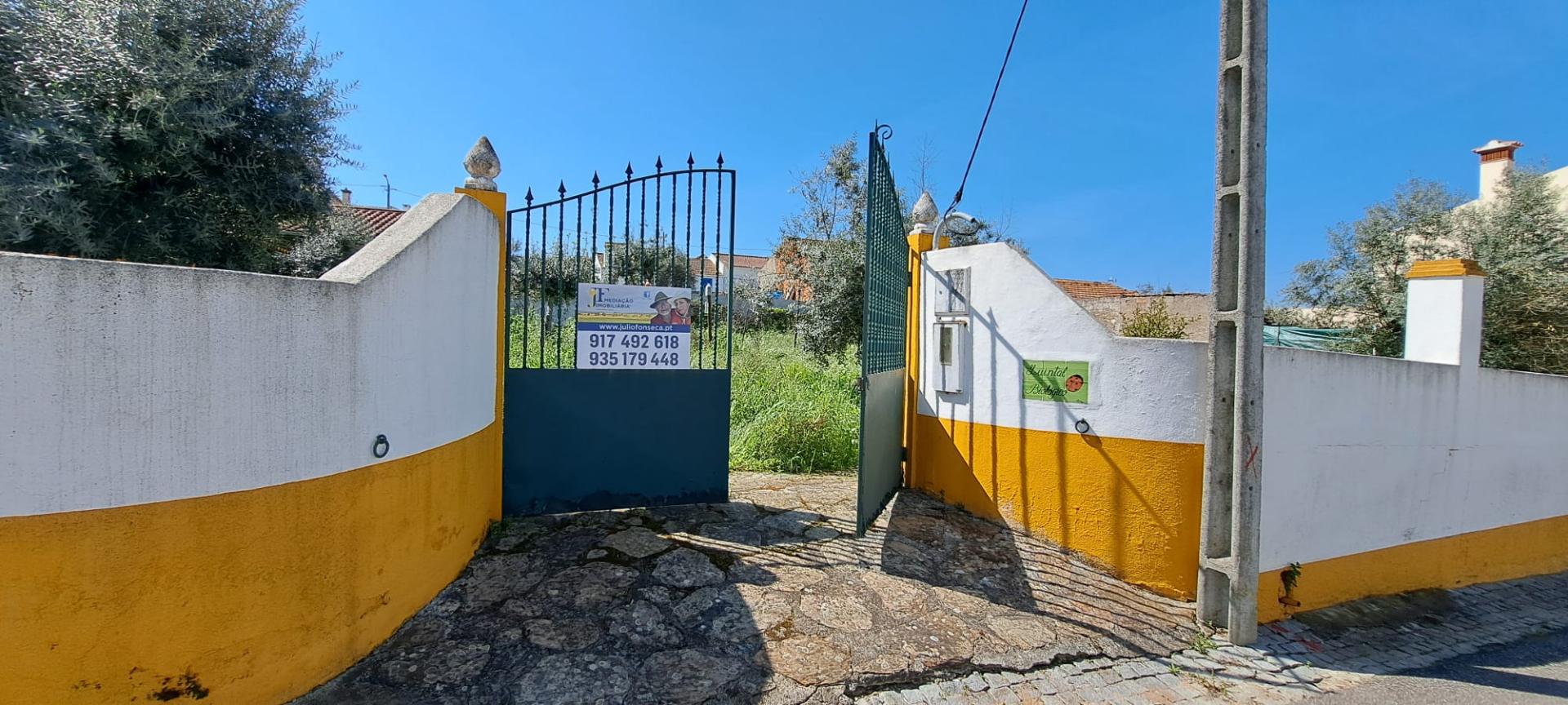 Excelente Terreno todo murado com área de 600 m2 

Distrito de Portalegre Concelho de Alter do Chão freguesia de Chancelaria Chança.
