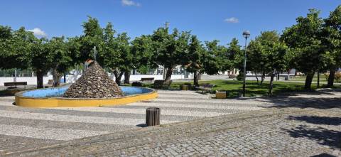 Moradia em freguesia da Chança ( Chancelaria) Alter do Chão 

Moradia T3+2 com sótão, com a área total de 115 m2 Pronta a Habitar
