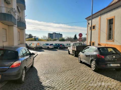 Parque de estacionamento - 16 lugares